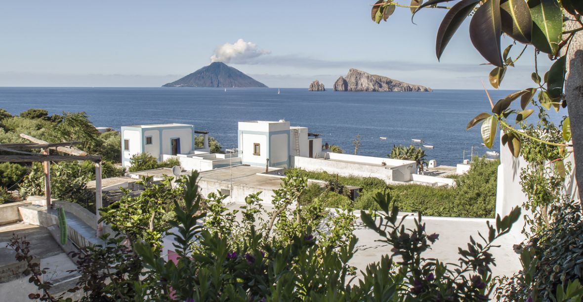 Výhled z ostrova Panarea na kouřící sopku Stromboli. Výhled z ostrova Panarea na kouřící sopku Stromboli.